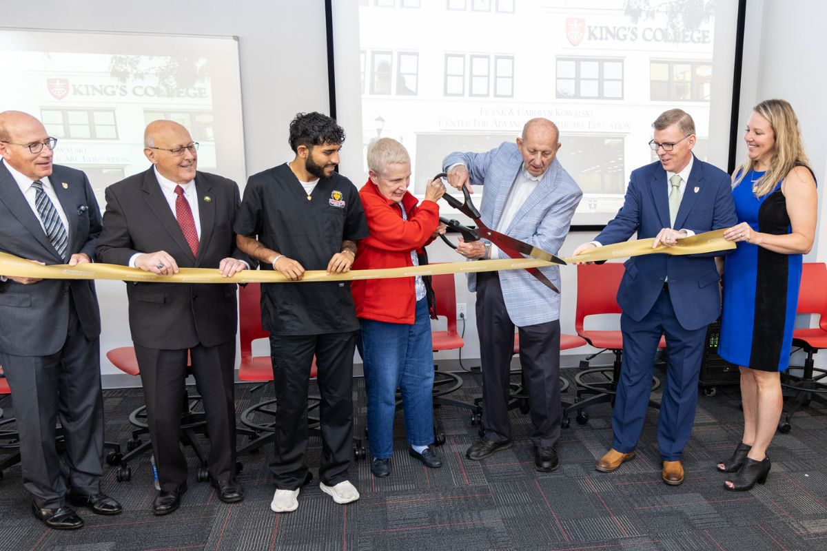 Kowalskis, Mayor, King's President and others cut the ribbon