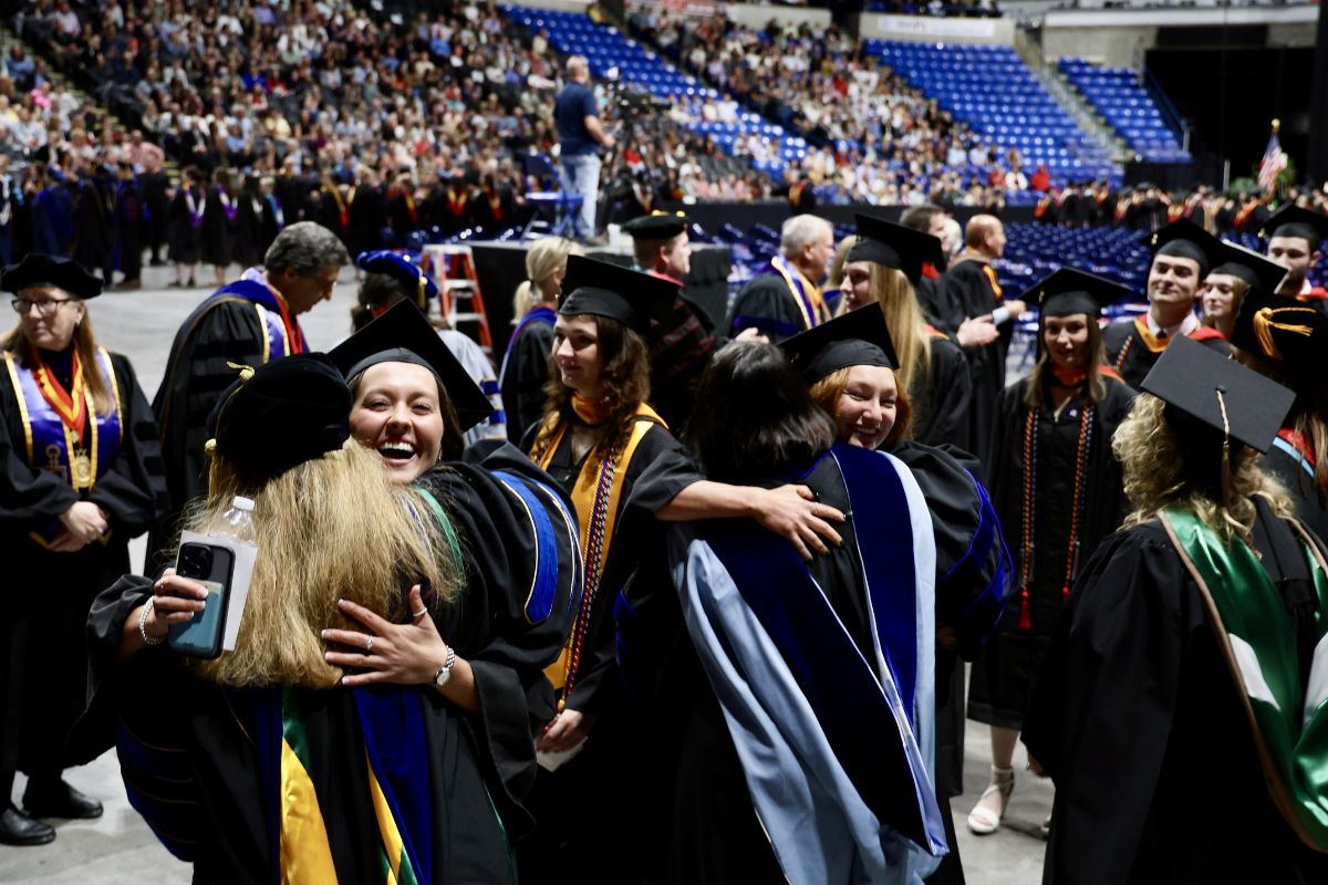 Students greet faculty during procession